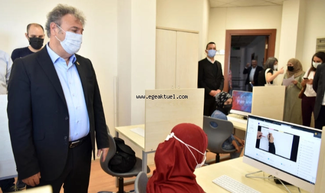 Bornova’dan mülteci çocuklara bilgisayar laboratuvarı