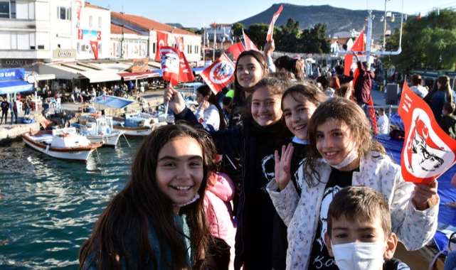 Foça’da 29 Ekim çocuklarla başladı