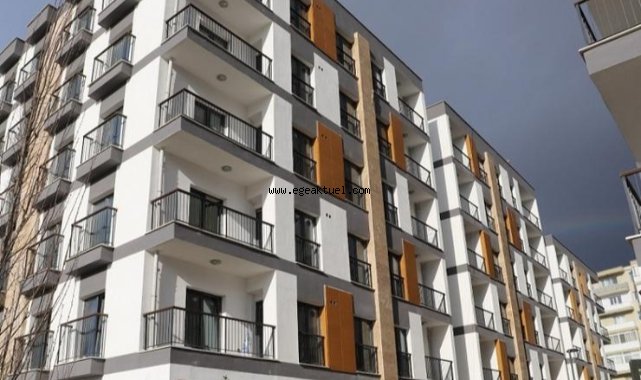 İzmir'de deprem konutlarının teslimi sürüyor