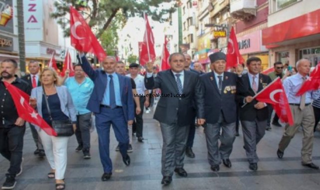Karşıyaka'da gazilerden anlamlı yürüyüş