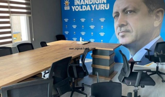 İzmir'de AK Parti bürosuna sopalı saldırı