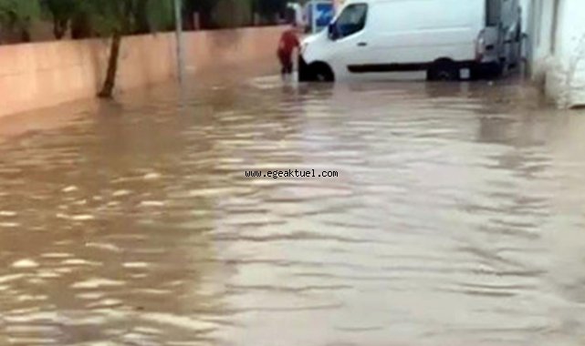 İzmir'i yine sağanak vurdu