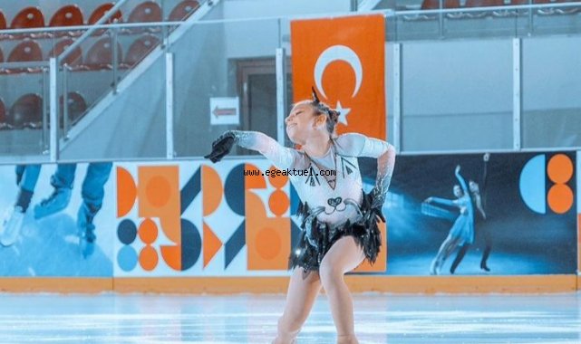Minik buz pateni sporcusu Doğa annesinin yolunda