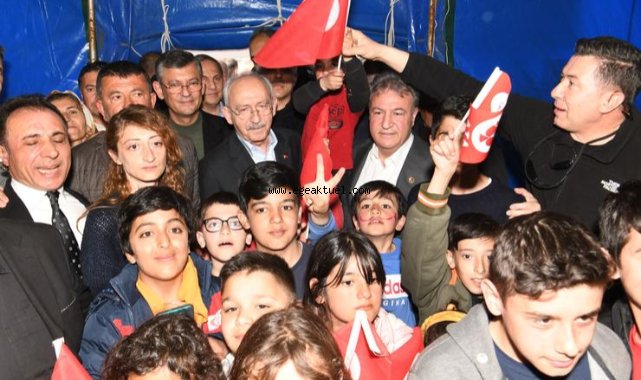 Kılıçdaroğlu Başkan İduğ ile Bornova Belediyesi'nin çadır kentinde 