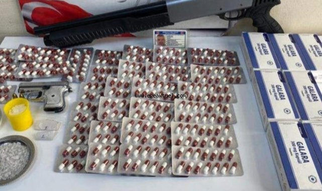 İzmir´de 95 gram metamfetamin, 416 sentetik hap ele geçirildi