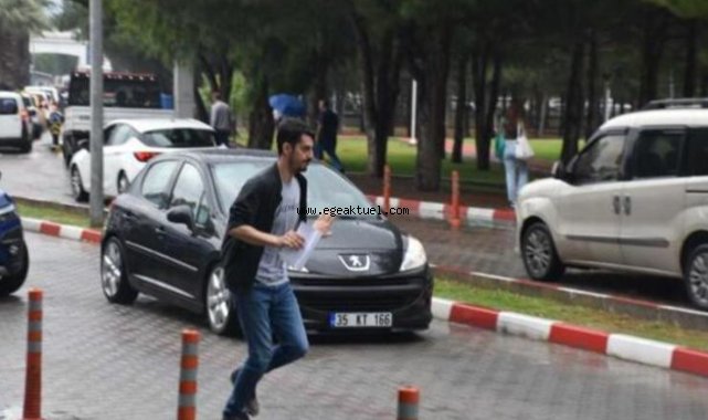 Yağış nedeniyle trafikte yoğunluk oluşunca adaylar koşarak sınava yetişti