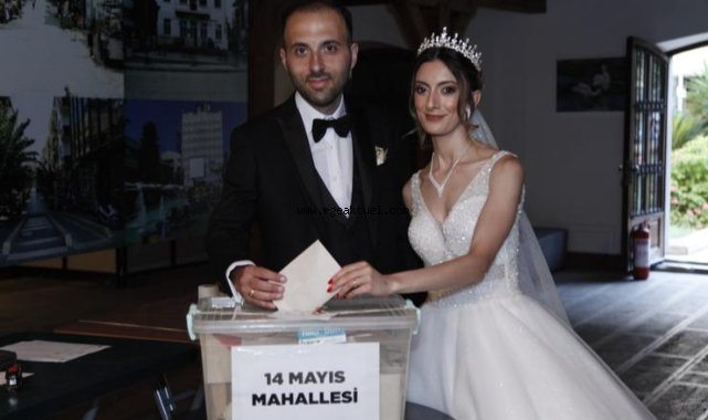 Gelin ve damat oy kullandı