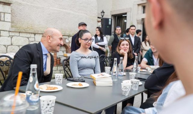Başkan Soyer, Buca’da 24 saat yaşayan kütüphanede gençlerle buluştu