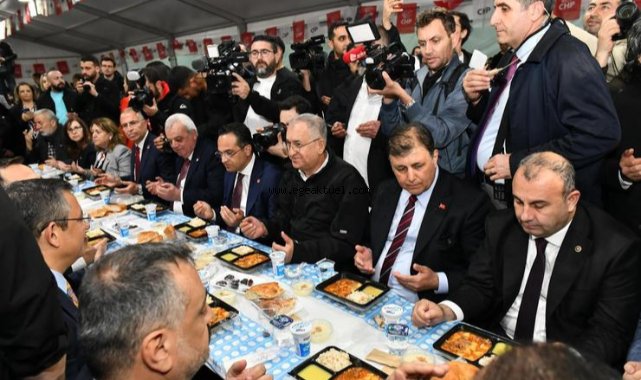 CHP Genel Başkanı Özgür Özel ile Başkan Tugay yurttaşlarla iftar yaptı