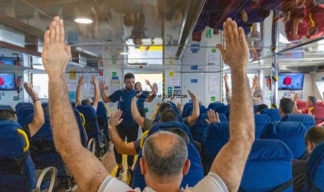 İzmirliler vapurda spor yapıyor