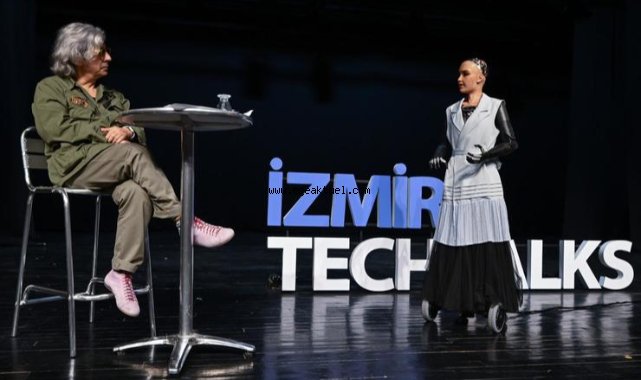 Okan Bayülgen ile Robot Sophia İzmirliler ile bir araya geldi