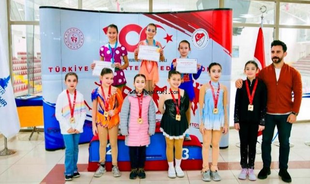 İzmirliler buz pateninde kürsüden inmedi