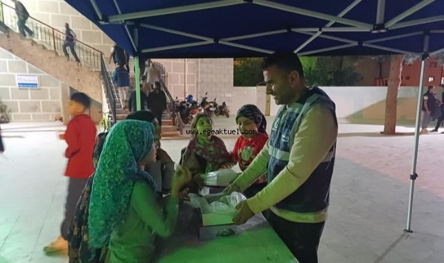 Camilerde Gül Suyu ve Lokum İkramı