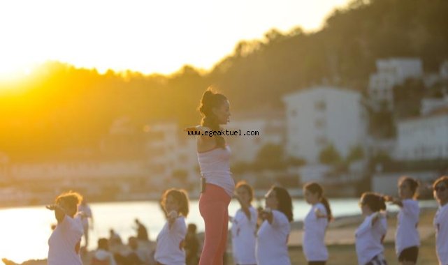 Bayraklı sahilde buluşup, yoga yaptılar