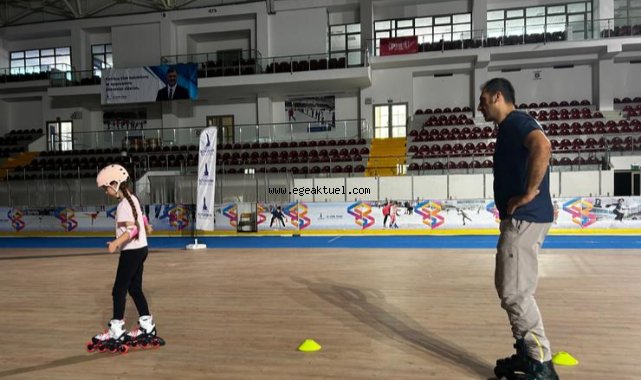 Tekerlekli paten kursunda kayıt zamanı