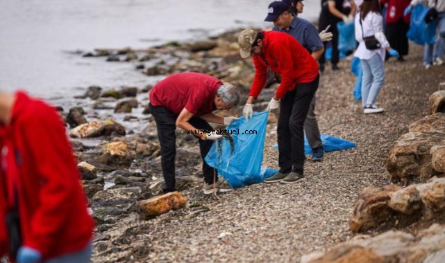İzmirlilerden dünya rekoru için kıyı temizliği