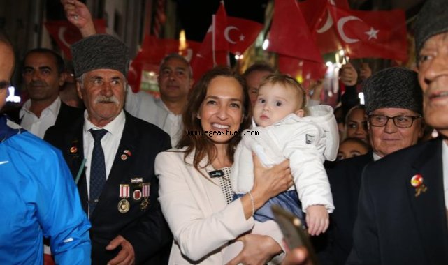 Karşıyaka, Cumhuriyet’in ışığında tek yürek oldu!