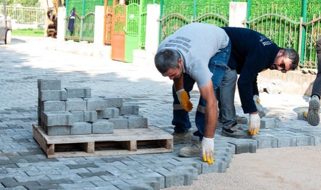Karşıyaka’da okul çevrelerinde yol bakım çalışması