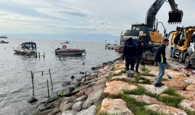 Karşıyaka’daki kaçak iskeleler yıkılıyor