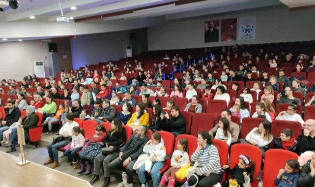 Çiğli’de Minikler Mikroplara Karşı Sahneye Çıktı