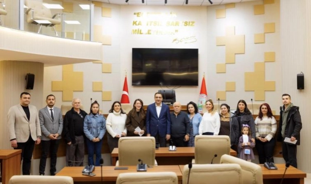 Başkan Yiğit, yeni evlenen çiftlere destek kartlarını teslim etti