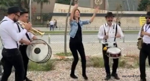 3,5 yıl sonra eşinden boşanmasını bando eşliğinde kutladı