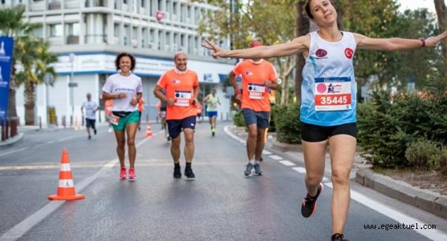 9 Eylül İzmir Yarı Maratonu’na rekor katılım