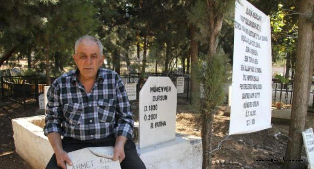 Annesinin mezarına bu pankartı astı!
