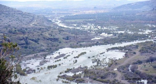 Aşırı yağışlardan dolayı İzmir'de bir baraj kapağı açıldı 