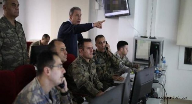 Bakan Akar ve komutanlar sınır hattında