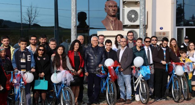 Başarıya teşvik için öğrencileri bisikletle ödüllendirdi