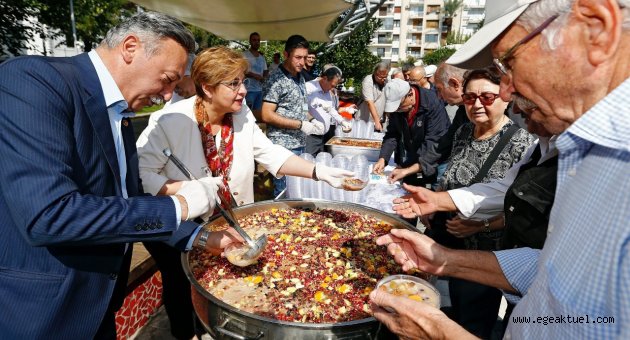 Başkan Pekdaş ve Vekil Bayır birlikte aşure dağıttı