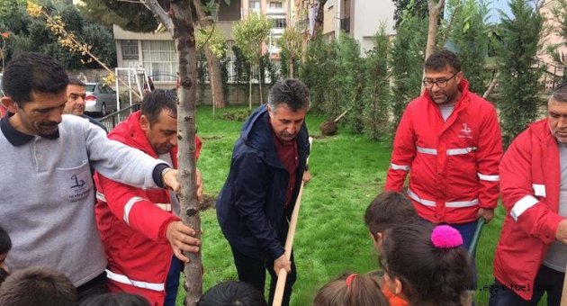Başkan Sandal, öğrencilerle ağaç dikti
