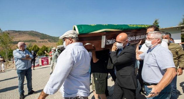 Başkan Soyer gazeteci Erbil Tuşalp'ın cenaze törenine katıldı