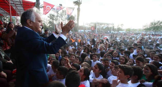 Bayraklı’da “sürprizler” sürecek!