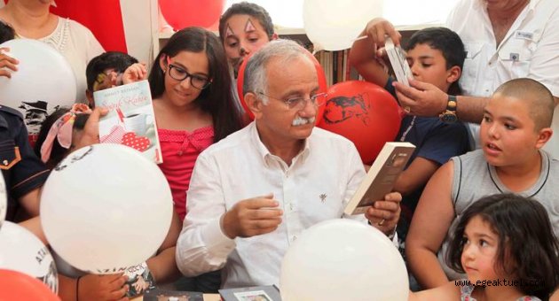 Bayraklı kütüphaneleri ilki başardı