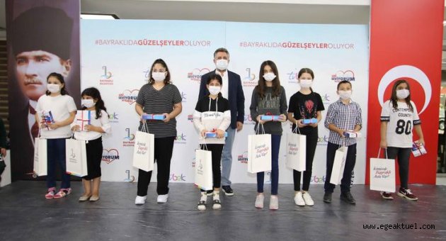 Bayraklı'da öğrencilere tablet dağıtımına başlandı