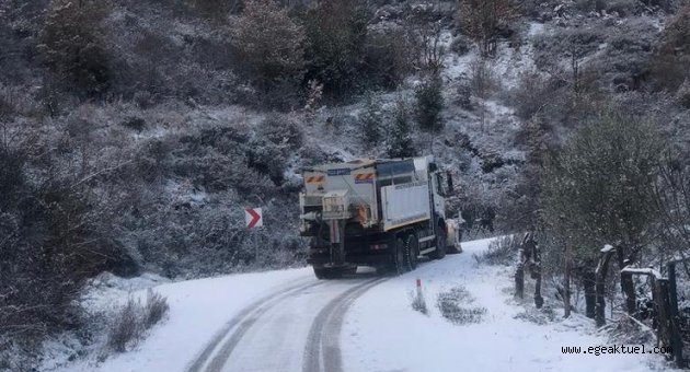 Beydağ’da kar küreme ve tuzlama çalışmaları devam ediyor