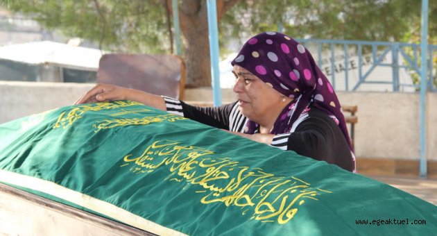 Bir annenin en zor anı: Oğlunun tabutu başında sinir krizi geçirdi