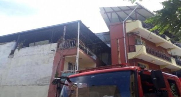 Bornova'da yangın: Evi saran alevleri, itfaiye söndürdü