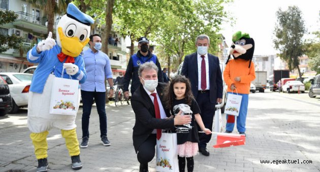 Bornovalı çocuklara kukla tiyatrosu