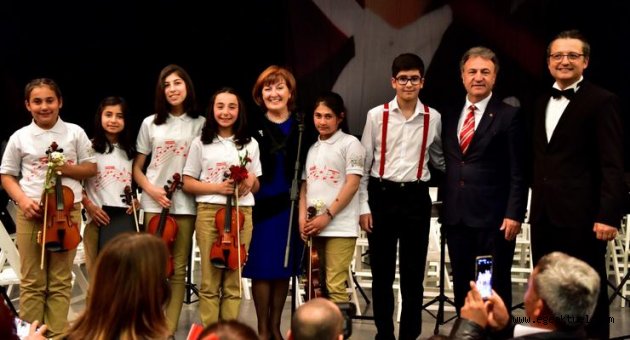 Bornovalı çocuklardan muhteşem 23 Nisan konseri