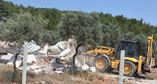 Buca'da kaçak yapılarla mücadele.