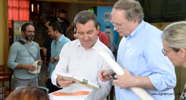 Büyükelçi parşömene hayran kaldı