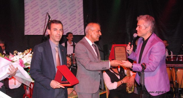 Cengiz kurtoğlu’na Termal otelden plaket