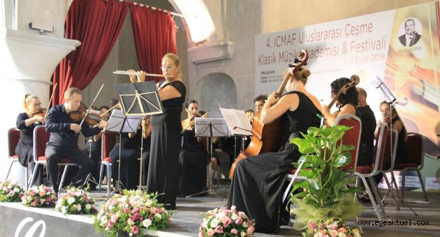 Çeşme'de, tarihi kilisede, klasik müzik keyfi