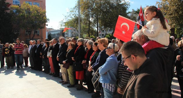 CHP İlçe Yönetimi Atatürk Heykeli’ne çelenk bıraktı