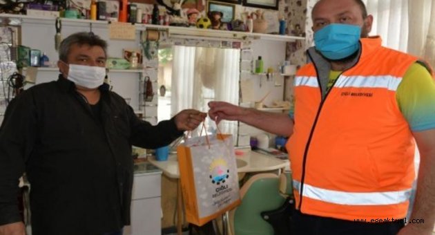 Çiğli’de berber ve kuaförlere hijyen seti