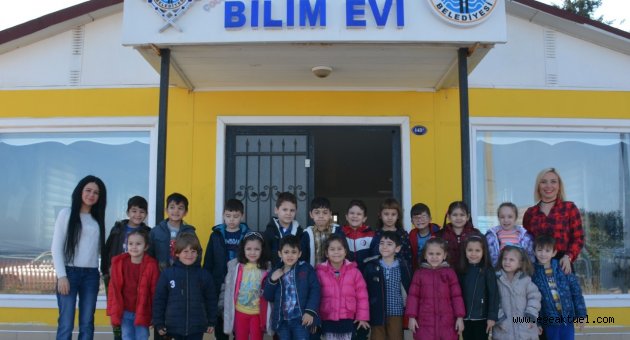 Dikili Belediyesi çocuk bilim evi’ne akın var