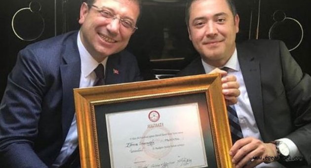Ekrem İmamoğlu'nun mazbatayı aldığı an Bostanlı Pazarı